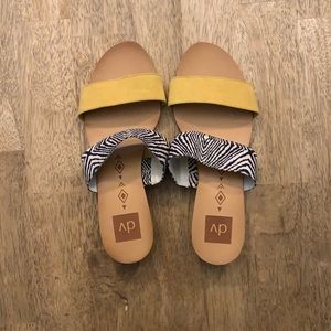 WOMENS SLIP ON SANDALS SIZE 8